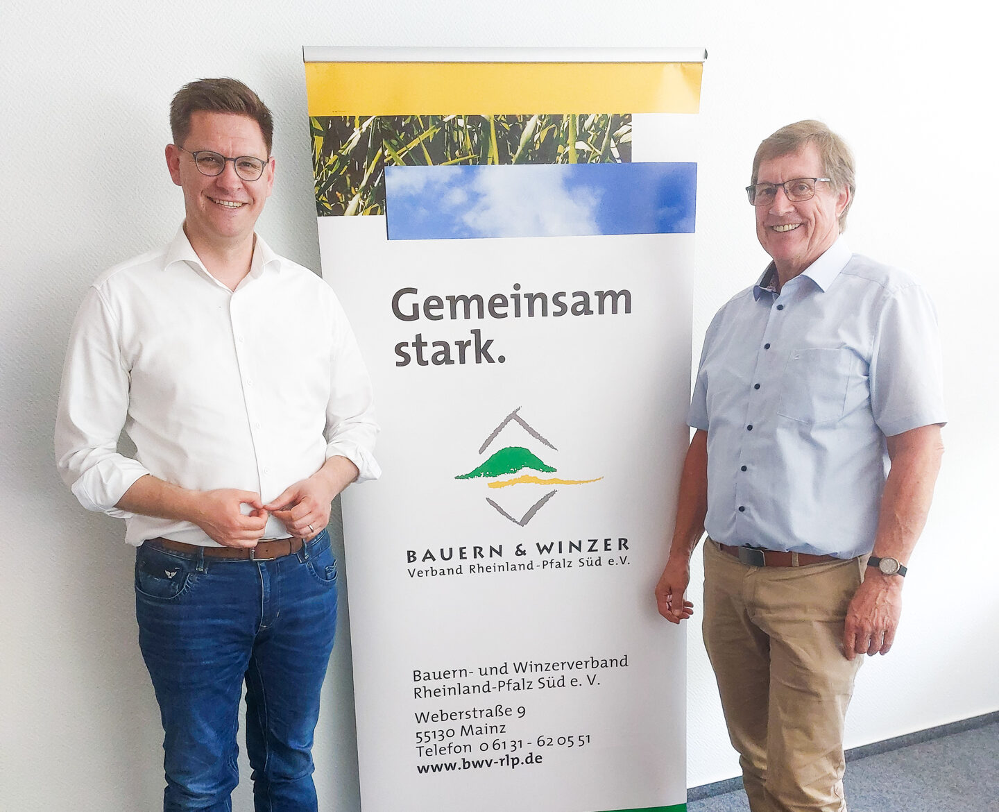 BWV-Präsident Eberhard Hartelt mit CDU/CSU-Bundestagsfraktion, Johannes Steiniger, MdB, stehen vor BWV RollUp